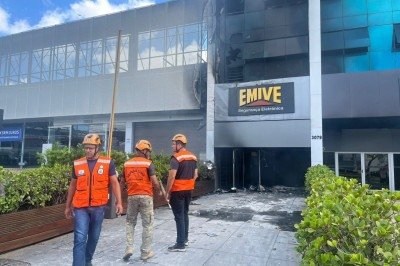Fumaça ainda é vista em prédio atingindo por incêndio -  (crédito: Wellington Barbosa/EM/D.A Press)