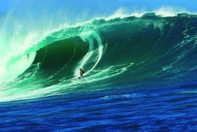 Em julho de 2025, Jaguaruna, no litoral sul de Santa Catarina, ganhou destaque mundial após o surfista Lucas Chumbo registrar ali a maior onda já surfada no Brasil: impressionantes 14,82 metros. O feito foi impulsionado pela passagem de um ciclone extratropical. -  (crédito: Divulgação/Turismo Jaguaruna)