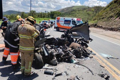 Carro fica totalmente destruído em acidente na BR-381. Motorista morreu no local -  (crédito: Divulgação/CBMMG)
