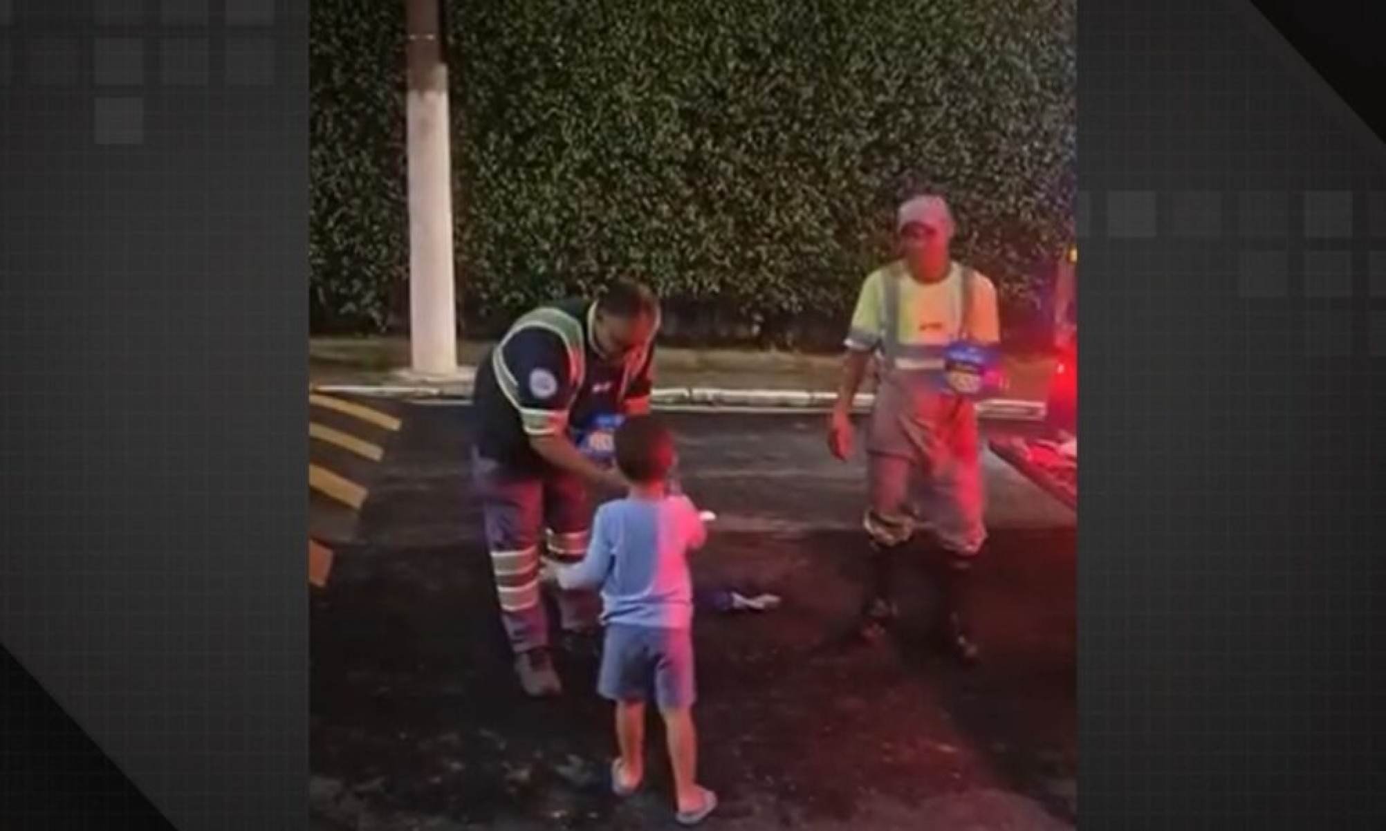 Menino de 3 anos surpreende garis com gesto solidário -  (crédito: Tupi)