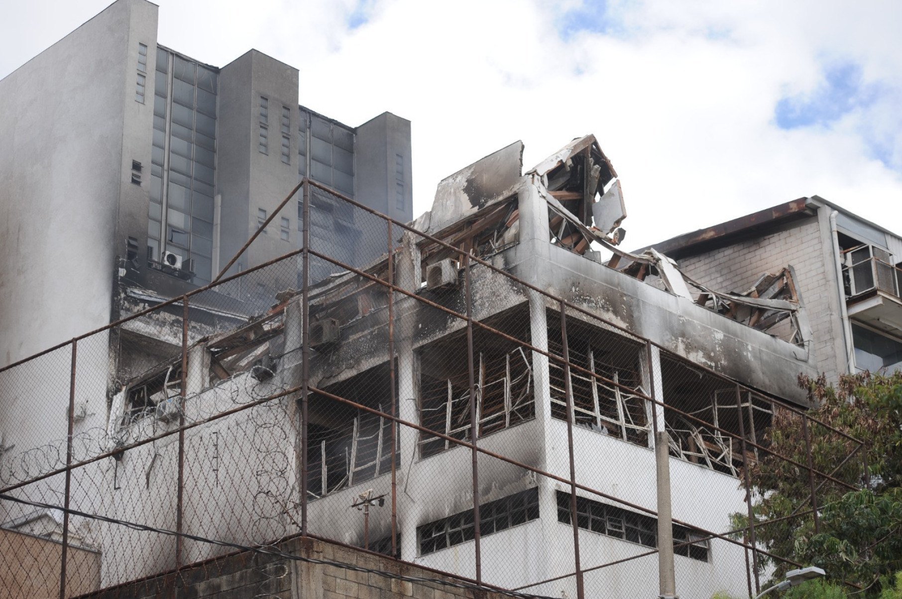 Parte de trás do prédio, sendo a mais atingida pelas chamas -Alexandre Guzanshe/EM/D.A.Press