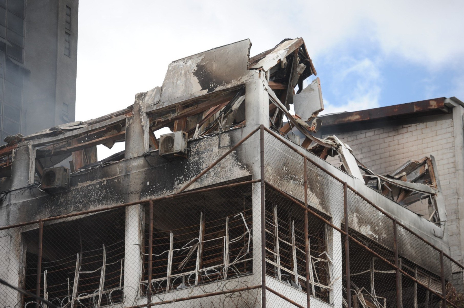 Incêndio atinge prédio da Emive na Raja Gabaglia, em BH-Alexandre Guzanshe/EM/D/A.Press