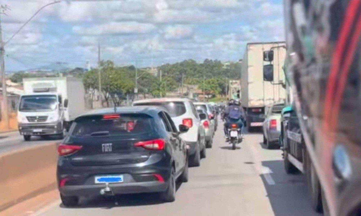 Acidente causa congestionamento na Via Expressa de Contagem -  (crédito: Reprodução/Redes sociais)