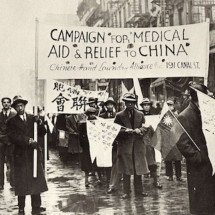 Reunião da Aliança Chinesa de Lavanderia de Mãos para Ajuda na China1938 - a segregação iniciada em Modesto, na Califórnia, no fim do século XIX desencadeou, anos depois, a união de chineses em um movimento de defesa dos trabalhadores no setor
 -  (crédito: Museu da China na América (MOCA) Coleção Chinese Hand Laundry Alliance)