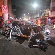 Ônibus sem freio atinge carros e supermercado deixando 14 feridos em Minas - CBMMG