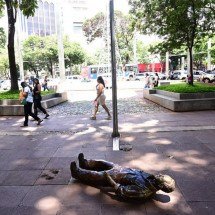 BH: estátua de Roberto Drummond é derrubada na Savassi - Leandro Couri/EM/D.A Press