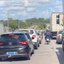 Acidente entre moto e carreta deixa um morto e interdita via de Contagem - Reprodução/Redes sociais