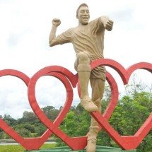 Estátua em homenagem a Pelé na entrada da cidade de Três Corações, onde o Rei do Futebol nasceu
 -  (crédito: Gladyston Rodrigues /EM/D.A Press)