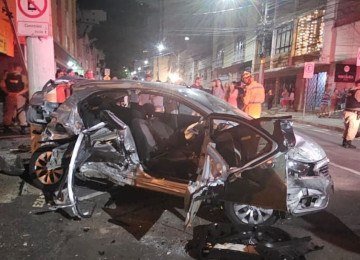 Veículos ficaram destruídos e edifício abalado no rastro de destruição de ônibus sem controle em Juiz de Fora -  (crédito: CBMMG)