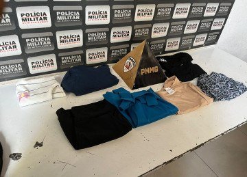 Suspeito carregava diversas roupas de origem duvidosa quando foi abordado pelos militares -  (crédito: Divulgação/Polícia Militar)