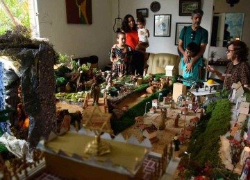 Flávio e Juliana levaram as crianças para conhecer o presépio da vizinha: 'É muita generosidade receber as pessoas em casa', diz a mulher

 -  (crédito: Gladyston Rodrigues/EM/D.A Press)