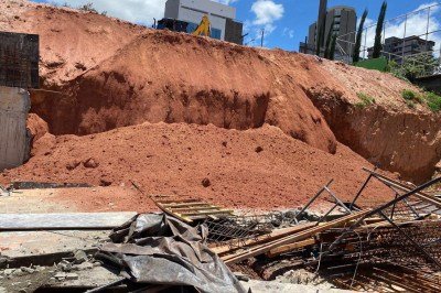Deslizamento de terra em Passos deixa dois feridos. -  (crédito: Corpo de bombeiros/Divulgação)