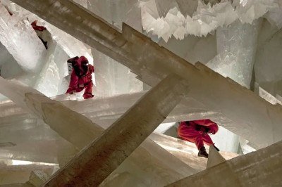A Caverna dos Cristais é um dos lugares mais impressionantes do planeta, com gigantescos cristais de gipsita que chegam a ultrapassar 10 metros e formam um cenário quase surreal sob a Terra. -  (crédito: reprodução Proyecto Naica )