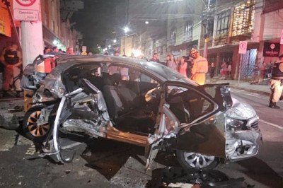 Veículos ficaram destruídos e edifício abalado no rastro de destruição de ônibus sem controle em Juiz de Fora -  (crédito: CBMMG)