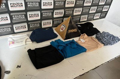 Suspeito carregava diversas roupas de origem duvidosa quando foi abordado pelos militares -  (crédito: Divulgação/Polícia Militar)