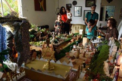 Flávio e Juliana levaram as crianças para conhecer o presépio da vizinha: 'É muita generosidade receber as pessoas em casa', diz a mulher

 -  (crédito: Gladyston Rodrigues/EM/D.A Press)