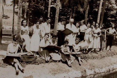 Alberto da Veiga Guignard conduz aula de pintura no Parque Municipal; história dos artistas que nomeiam galerias e outros espaços do Palácio das Artes é abordada na mostra -  (crédito: Israel Crispim Jr/Divulgação)