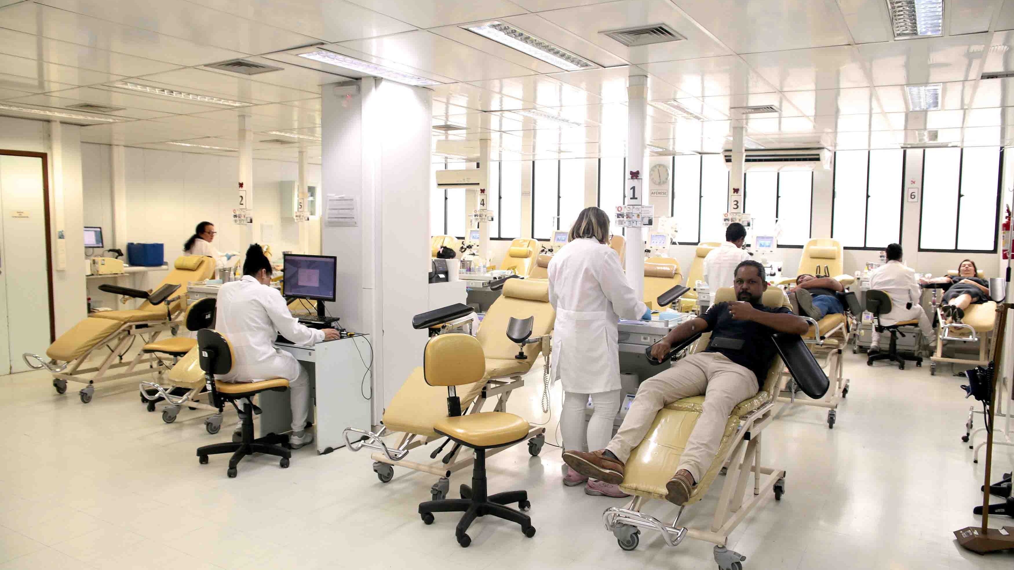 Doadores de sangue em um hemocentro, essenciais para garantir os estoques durante o esquema especial de fim de ano da Hemominas -  (crédito: Adair Gomez / Hemominas)