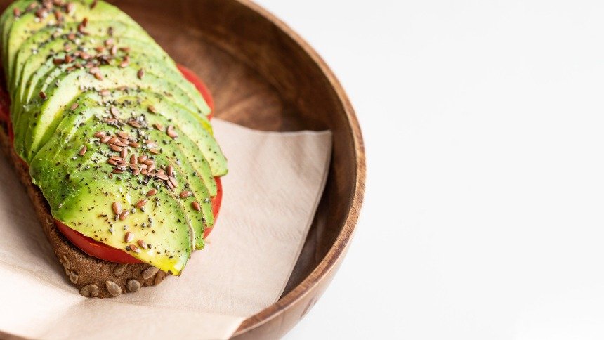 Abacate e sementes de chia e linha&atilde;&ccedil;a s&atilde;o ricos em gorduras boas e &ocirc;mega-3 -  (crédito: FreePik)