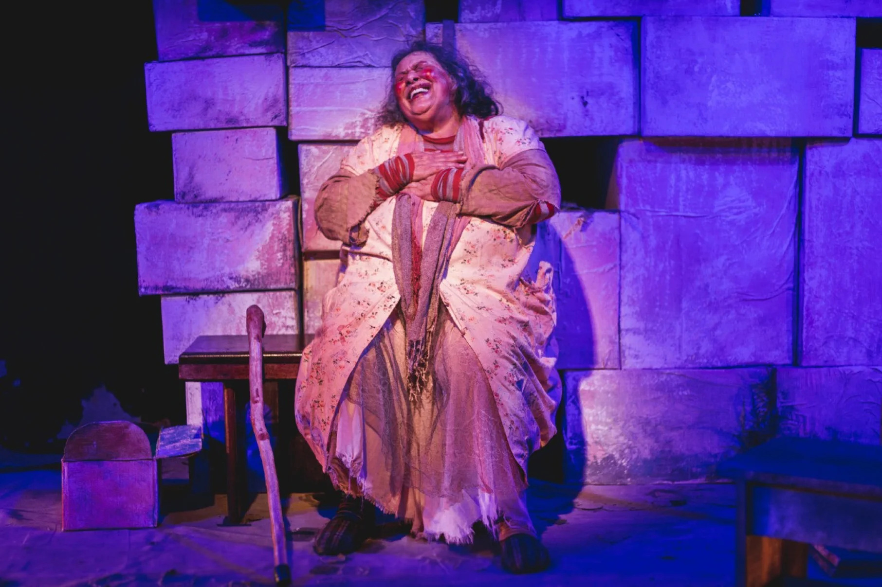 Desde o in&iacute;cio da companhia mineira, em 1981, Teuda atuou na maioria dos espet&aacute;culos. Neste ano, a pe&ccedil;a "Doida" (foto), na qual a atriz divide a cena com o filho Admar Fernandes, completou 10 anos. 
      