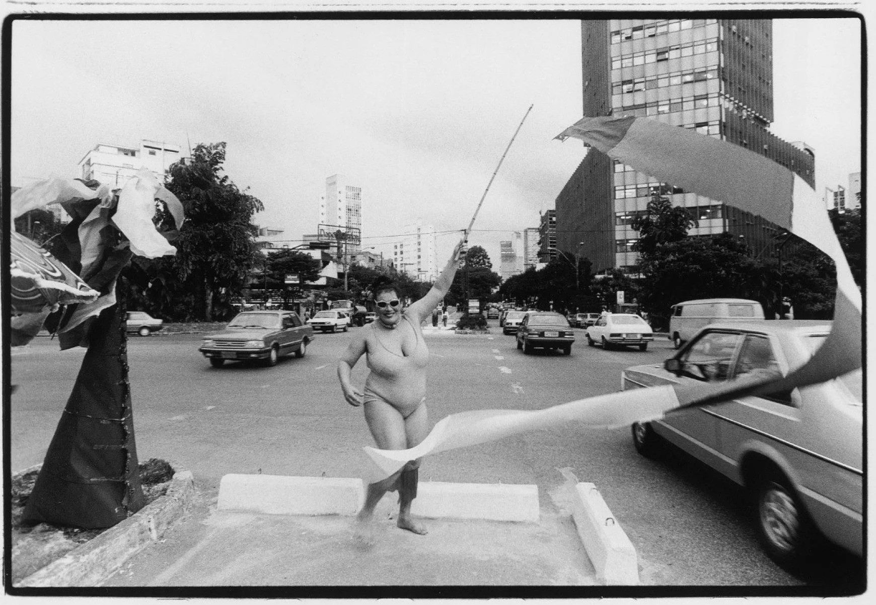 Em 1987, Teuda Bara foi uma das integrantes do Grupo Galp&atilde;o a participar da interven&ccedil;&atilde;o art&iacute;stica "Queremos praia", realizada pelo coletivo no centro de BH, em prol da ocupa&ccedil;&atilde;o da cidade.