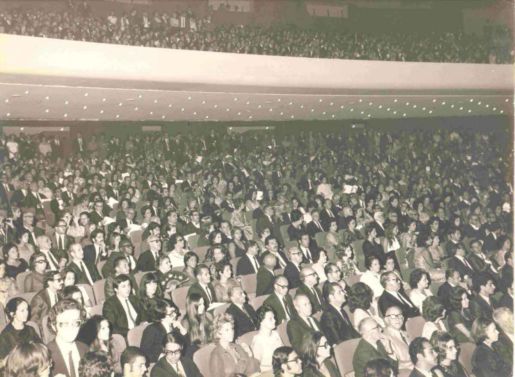 Fotografia mostra p&uacute;blico sentado no Grande Teatro do Pal&aacute;cio das Artes, em 1971