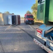 Acidente entre caminhão e carreta bloqueia rodovia no Sul de Minas - CBMMG/Divulga&ccedil;&atilde;o