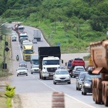 Pé no acelerador, pedestres na pista, ultrapassagens: combo de risco na 262 - Edésio Ferreira/EM/D.A Press