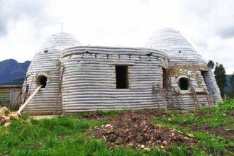 À prova de enchente: casas feitas de sacos de areia viram tendência