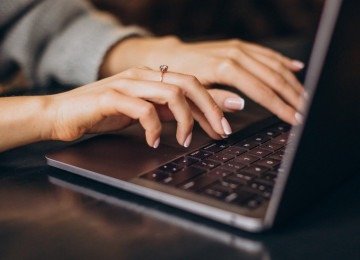 Acesse os servi&ccedil;os digitais do Detran pelo seu computador para gerenciar suas pend&ecirc;ncias de tr&acirc;nsito com praticidade. -  (crédito: Freepik)