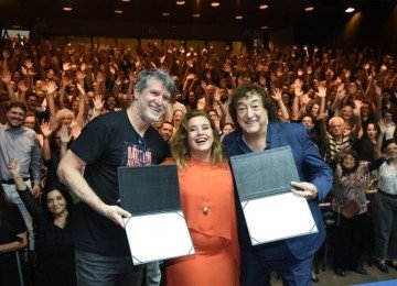 O professor Wilson Lopes, da UFMG (&agrave; esquerda) representou Milton Nascimento; no centro, a reitora da UFMG, Sandra Goulart de Almeida, e, &agrave; direita, Toninho Horta -  (crédito: Gladyston Rodrigues/EM/D.A.Press)