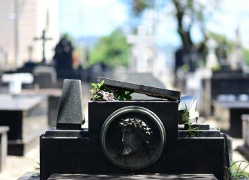 T&uacute;mulos foram violados, placas foram arrancadas e pe&ccedil;as de bronze e outros ornamentos que foram alvos dos furtos deixando para tr&aacute;s um cen&aacute;rio de abandono, tristeza e revolta -  (crédito: Leandro Couri/EM/D.A. Press)