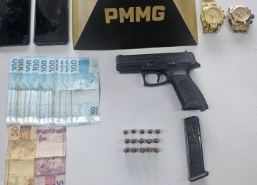 Os dois detentos estavam dentro de um carro em frente &agrave; Penitenci&aacute;ria Doutor Pio Canedo quando foram abordados por militares da 19&ordf; Companhia de Pol&iacute;cia Militar Independente -  (crédito: Divulga&ccedil;&atilde;o Pol&iacute;cia Militar de Minas Gerais)