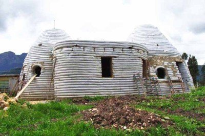 No Brasil, um modelo alternativo de moradia tem chamado atenção: as casas feitas com sacos de terra, também conhecidas como 'earthbags' ou 'hiperadobe'. -  (crédito:  Reprodução Nada Mais)