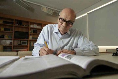 O “Fantástico”, da TV Globo, revelou como criminosos vêm se apropriando indevidamente da imagem de médicos, como Drauzio Varella, e outras personalidades públicas para dar aparência de legitimidade a anúncios fraudulentos nas redes sociais. 
 -  (crédito: Reprodução de vídeo TV Globo)