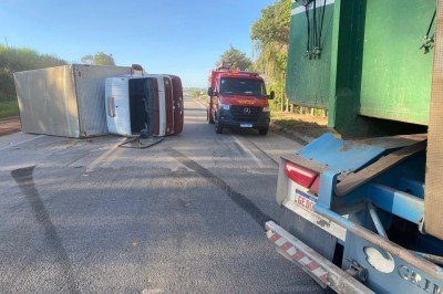 Um dos motoristas ficou preso na cabine e precisou ser retirado pelos bombeiros -  (crédito: CBMMG/Divulga&ccedil;&atilde;o)