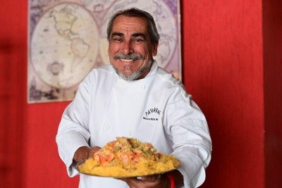 Todos fazem questão de comer o salpicão preparado por Marcos Proença, do bar Patorroco
 -  (crédito: Leandro Couri/EM/D.A Press)