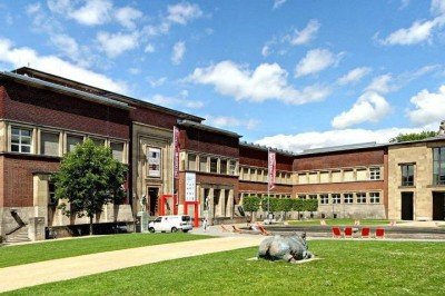 O comportamento de um guia do Museu Kunstpalast, na cidade alemã de Düsseldorf, vem despertando a curiosidade de turistas e visitantes.  -  (crédito: Wikimedia Commons/© Raimond Spekking/CC BY-SA 4.0)