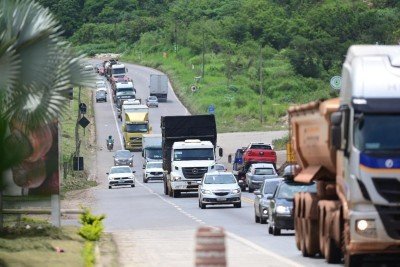 Tráfego intenso na BR-262 no segmento que corta Juatuba, na Grande BH: trechos de reta coincidem com alta velocidade, risco de atropelamentos, colisões com veículos nos acessos à rodovia e batidas traseiras por falha humana
 -  (crédito: Edésio Ferreira/EM/D.A Press)