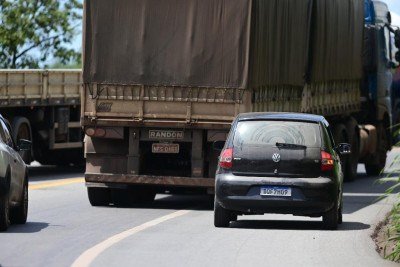 Na viagem para o Espírito Santo, riscos começam já na saída de BH. Em Sabará, na pista sinuosa e sem pontos de ultrapassagem são comuns as infrações, como as de motoristas que tentam avançar pelo acostamento -  (crédito: Leandro Couri/EM/D.A Press)