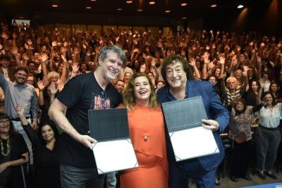 O professor Wilson Lopes, da UFMG (&agrave; esquerda) representou Milton Nascimento; no centro, a reitora da UFMG, Sandra Goulart de Almeida, e, &agrave; direita, Toninho Horta -  (crédito: Gladyston Rodrigues/EM/D.A.Press)