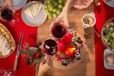 O álcool interfere nos sinais de fome e saciedade e aumenta a vontade por alimentos gordurosos e doces -  (crédito: FreePik)