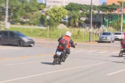 Um serviço de emergência que usa motocicletas está agilizando a assistência médica para o socorro em Balneário Camboriú, em Santa Catarina. -  (crédito: Reprodução TV Globo)