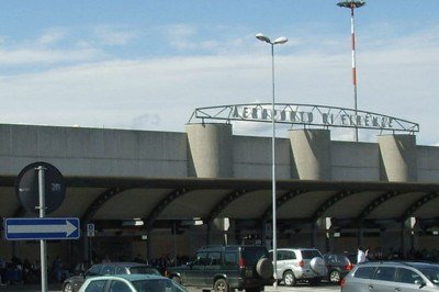 O aeroporto de Florença (Firenze em italiano) é o primeiro a planejar a construção de um vinhedo no telhado do terminal de passageiros.  -  (crédito: Sailko/Wikimedia Commons)