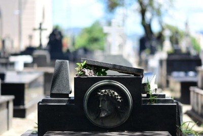 T&uacute;mulos foram violados, placas foram arrancadas e pe&ccedil;as de bronze e outros ornamentos que foram alvos dos furtos deixando para tr&aacute;s um cen&aacute;rio de abandono, tristeza e revolta -  (crédito: Leandro Couri/EM/D.A. Press)