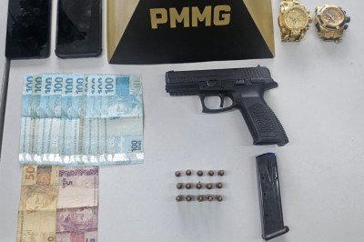 Os dois detentos estavam dentro de um carro em frente &agrave; Penitenci&aacute;ria Doutor Pio Canedo quando foram abordados por militares da 19&ordf; Companhia de Pol&iacute;cia Militar Independente -  (crédito: Divulga&ccedil;&atilde;o Pol&iacute;cia Militar de Minas Gerais)