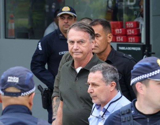 Os médicos relataram que Bolsonaro apresenta ansiedade em relação à cirurgia e sinais de abatimento emocional em decorrência da prisão -  (crédito: Fabio Rodrigues-Pozzebom/ Agência Brasil)