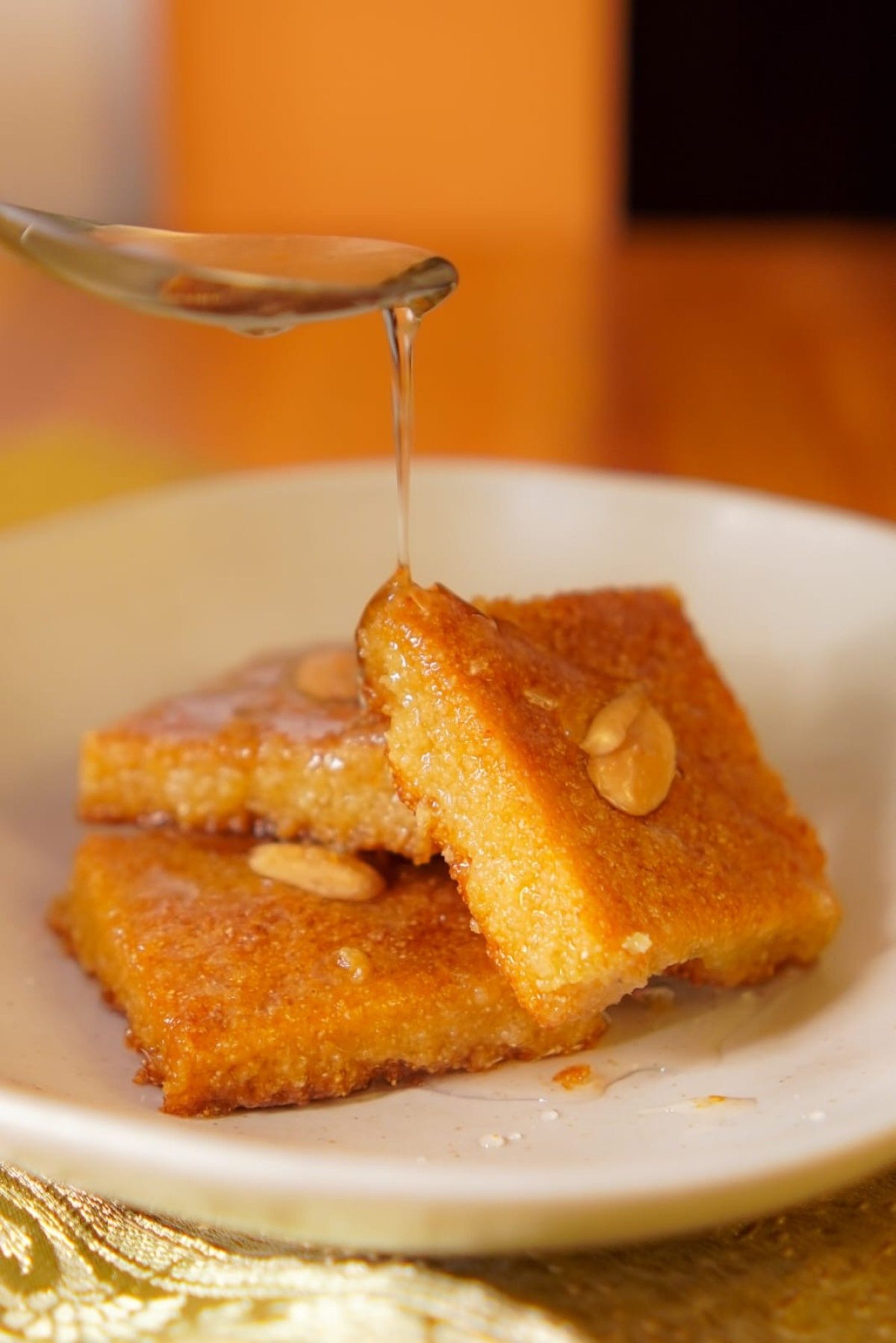 Namura &eacute; um doce &aacute;rabe feito com s&ecirc;mola de trigo e am&ecirc;ndoa e embebido em calda de a&ccedil;&uacute;car e laranja 