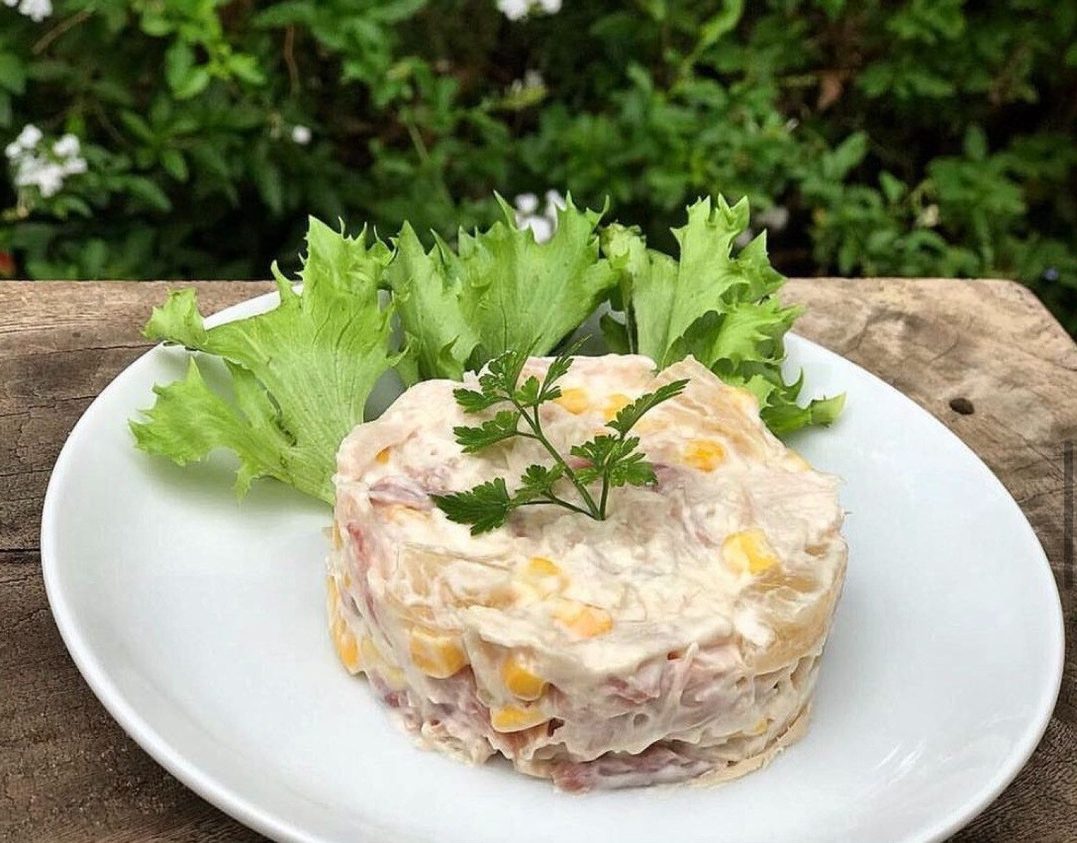 Decorada com alface, a salada de frango defumado &eacute; um cl&aacute;ssico de Natal dos chefs &agrave; frente da Casa Verona 