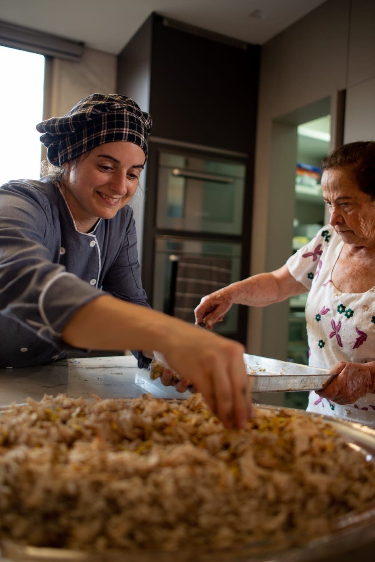 Junto com a tia, Houda, Gl&aacute;ucia Macaroun prepara o arroz marroquino, prato que desperta lembran&ccedil;as da sua av&oacute;, Zaquie 